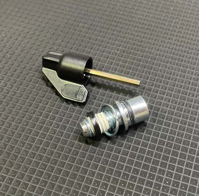 Болт крепления отскока вилки RockShox Tora (с крутилкой)