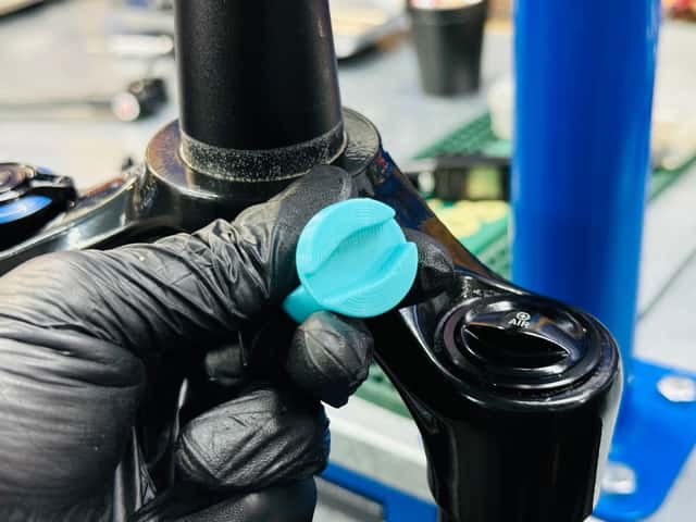 Открывашка для крышек вилок RS